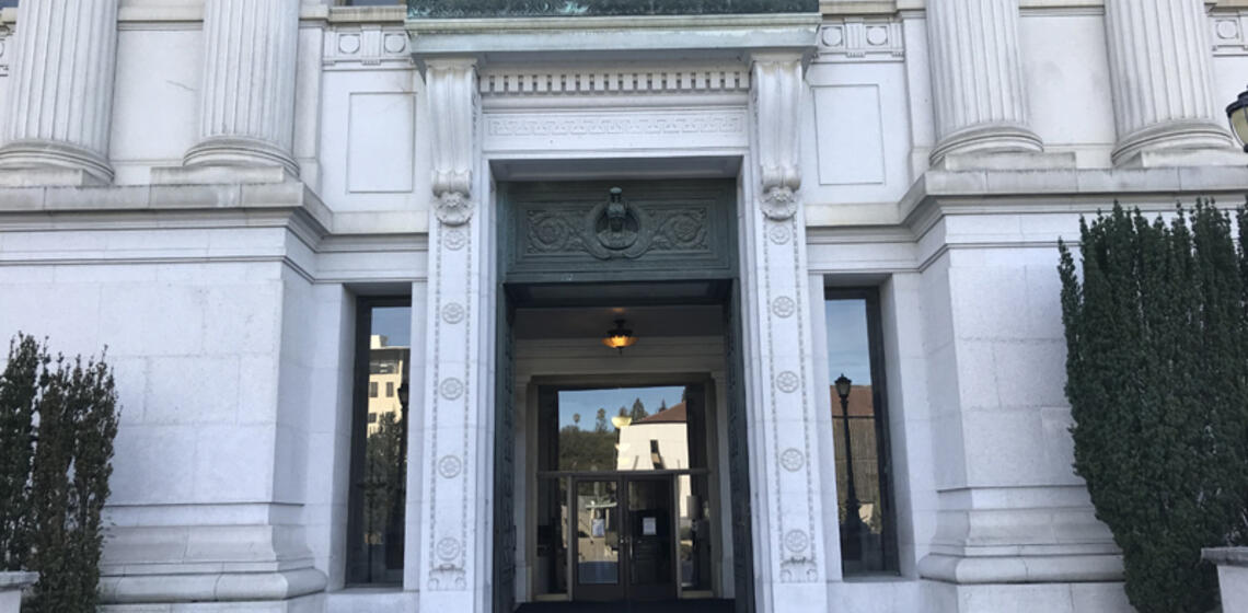 The main entrance to Doe Library, facing north. When exiting the access path to the left of the stairs,the doors are on the left
