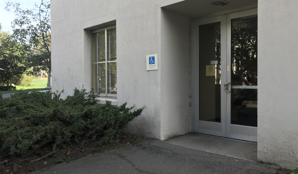 The northwest entrance to Dwinelle Hall. It is located at ground level.